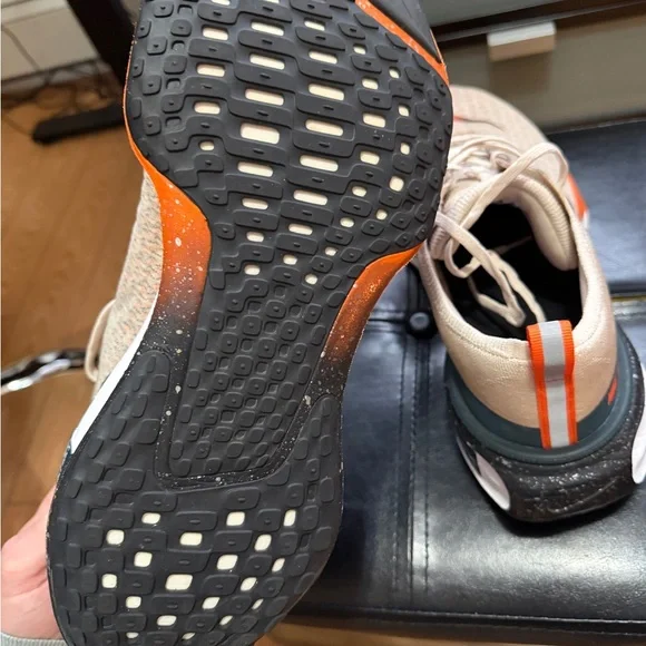 Nike Invincible Run 3 - Cream and Orange Athletic Shoes